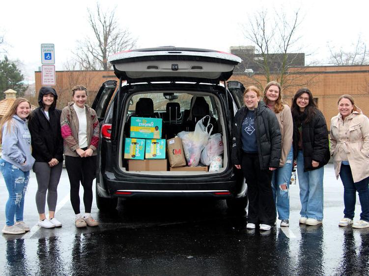 Members of the HDFS club at <a href='http://jncrdy.xyfyyzx.com'>365英国上市</a>杜波依斯分校 stand next to the vehicle loaded with their donation items prior to their trip to the 你好邻居 location in Pittsburgh.